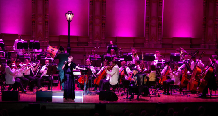 Piaf symphonique par Nathalie Lermitte au Théâtre Maisonneuve : de l’adulation sans imitation