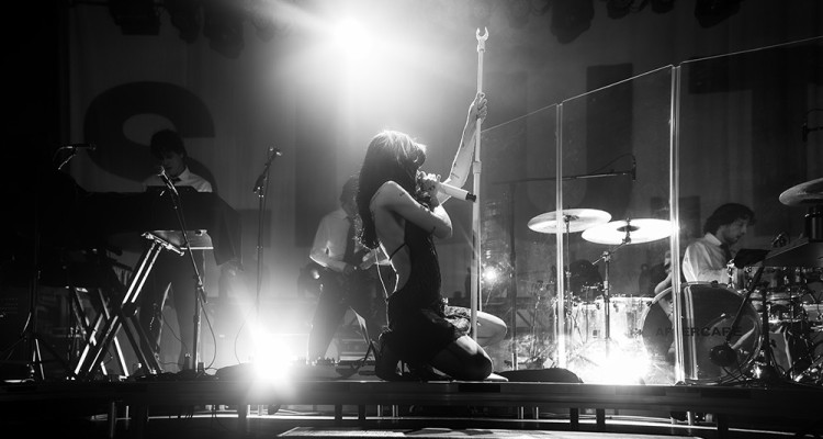 Zoom photo sur Nessa Barrett au Théâtre Beanfield